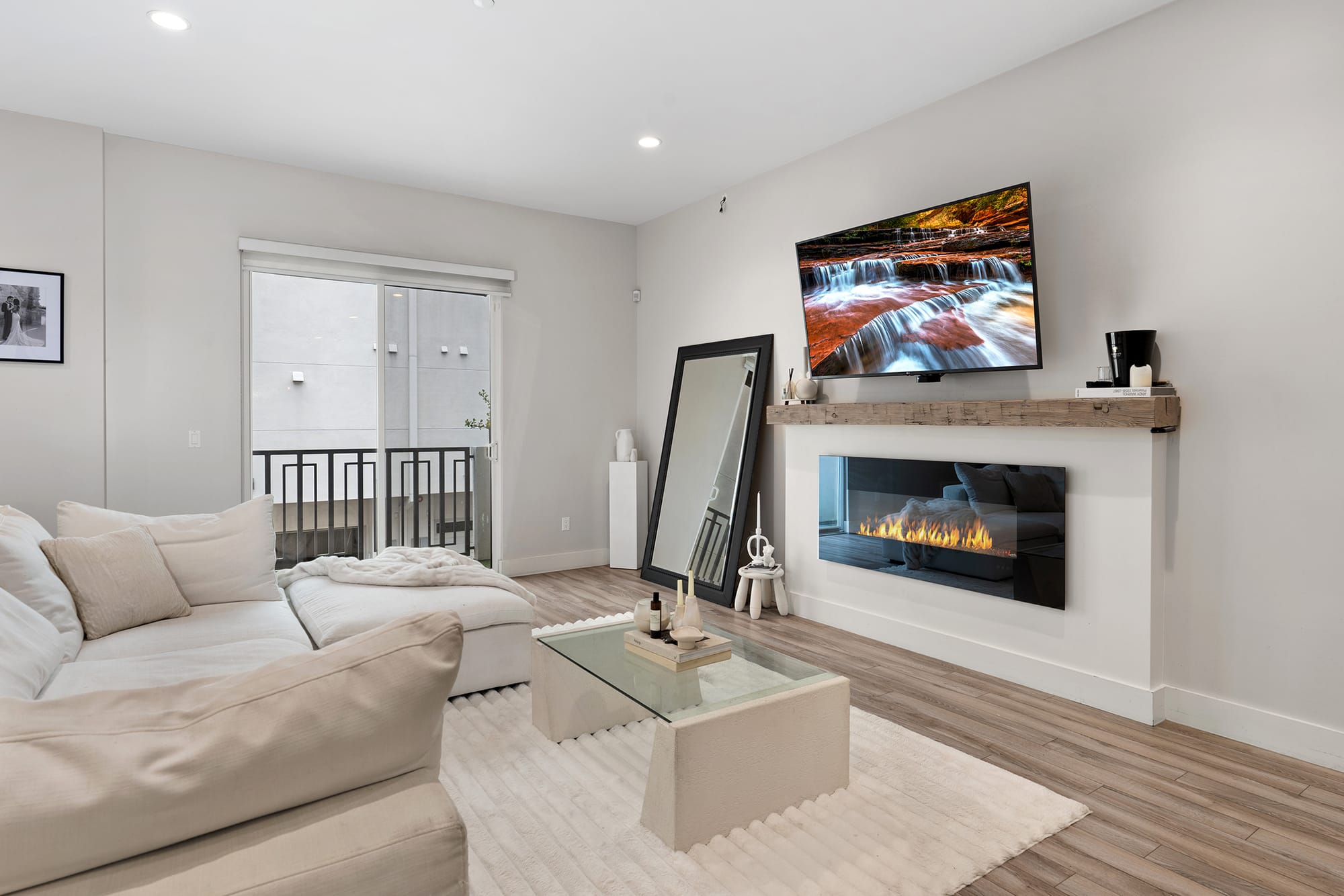 Outdoor living space at 5662 Hazeltine Avenue
