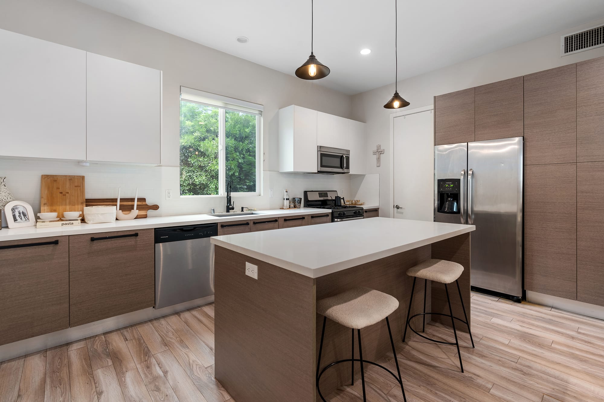 Additional interior space at 5662 Hazeltine Avenue