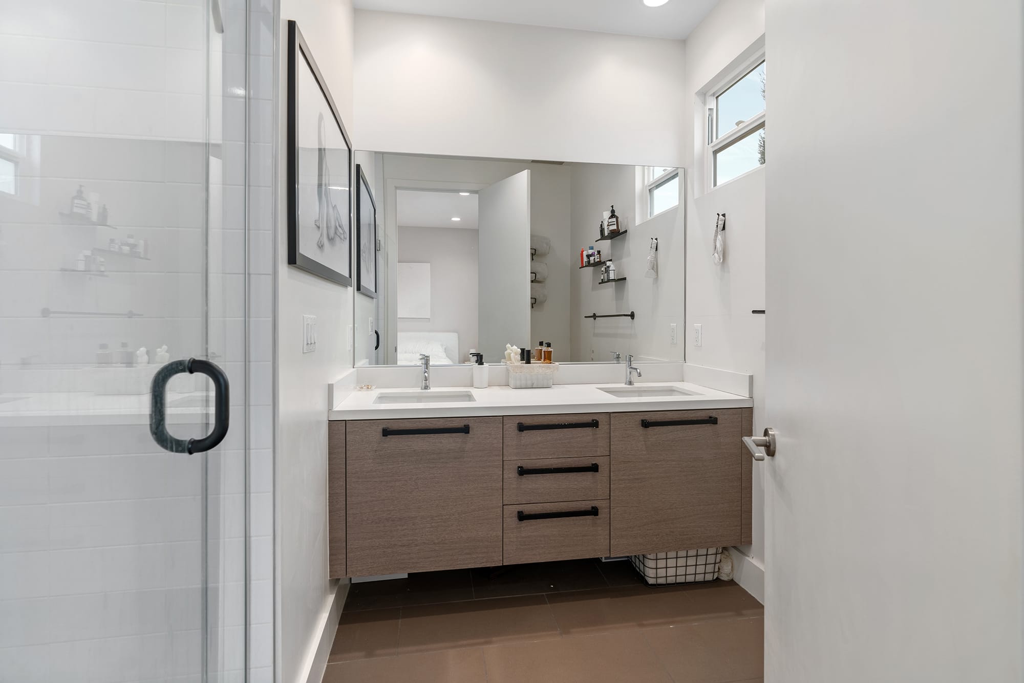 Interior detail at 5662 Hazeltine Avenue